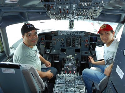 Yo de comandante y mi amigo Javier de copiloto en el B737 CRONOS de Fuerza Aérea Colombiana