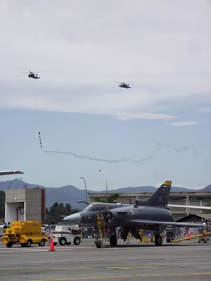 Espectáculo aéreo de los helicópteros de rescate.