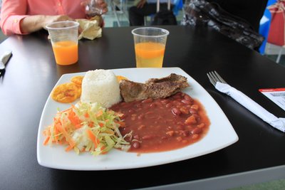 Rico almuerzo paisa.