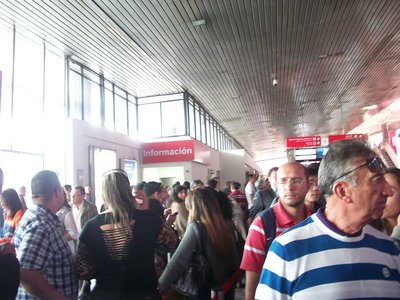 Fila para entregar maletas.