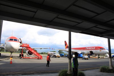 Aviones en plataforma del aeropuerto El Eden.