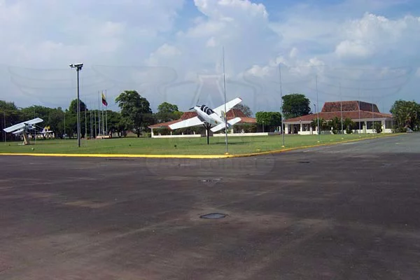 EMAVI Escuela Militar de Aviación - Rampa de Paradas EMAVI Escuela Militar de Aviación - Rampa de Paradas