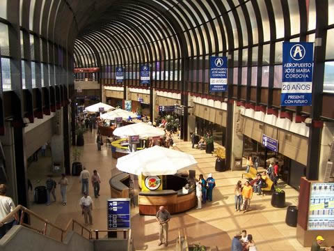 Interior del Aeropuerto José María Córdova.