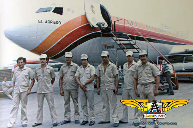 Trabajadores de Tampa Cargo junto un Boeing 707