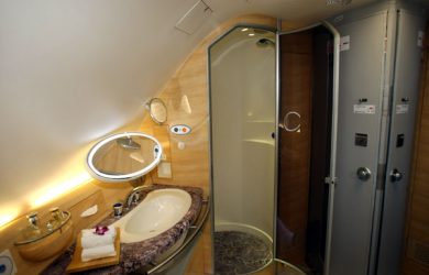 Emirates A380 Restroom - Aviacol.net