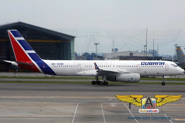 Tupolev Tu-204 matr&iacute;cula CU-T1701 perteneciente a Cubana de Aviaci&oacute;n en el Aeropuerto Eldorado de Bogot&aacute;