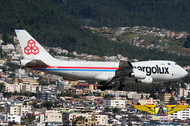 Boeing 747 aterrizando en Quito - volavi | volar, viajar, vivir