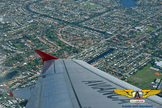 Vista desde el interior de un avión comercial en vuelo - volavi | volar, viajar, vivir