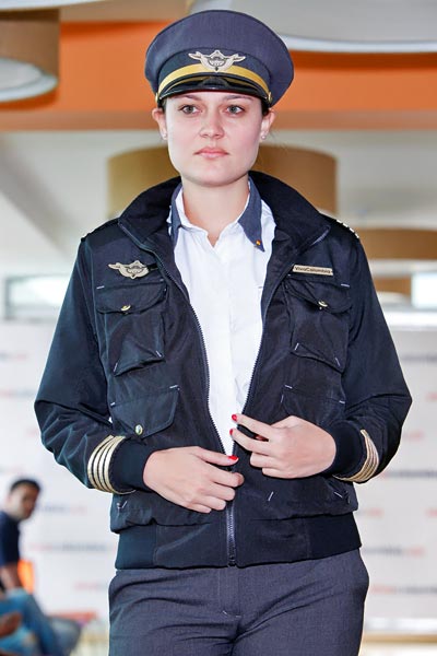 VivaColombia presentó los uniformes para tripulaciones y personal de tierra y administrativo