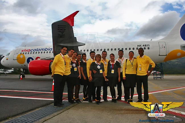 Tripulación del primer vuelo de VivaColombia