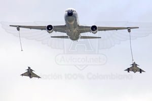 Boeing 767 "Jupiter" y Aviones Kfir en formación.