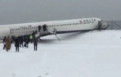 Avión de Delta se sale de la pista en aeropuerto LaGuardia de Nueva York | Aviacol.net El Porta de la Aviación