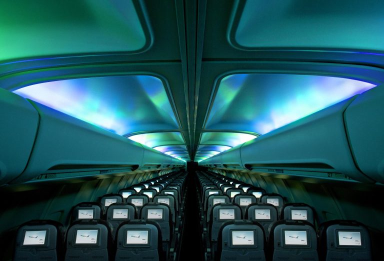 Icelandair convierte uno de sus aviones en aurora boreal