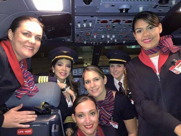 TAM Airlines hace historia: primer vuelo con tripulación exclusivamente femenina / Aviacol.net El Portal de la Aviación