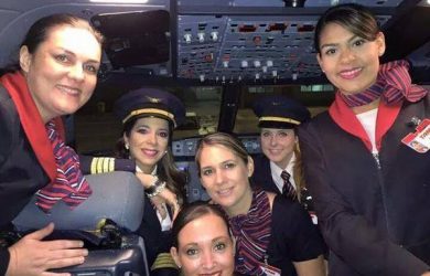 TAM Airlines hace historia: primer vuelo con tripulación exclusivamente femenina / Aviacol.net El Portal de la Aviación