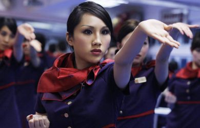 Hong Kong Airlines prepara a sus Azafatas en Kung fu