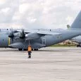 Señalero guiando a un Airbus A400M en su llegada a Bogotá.