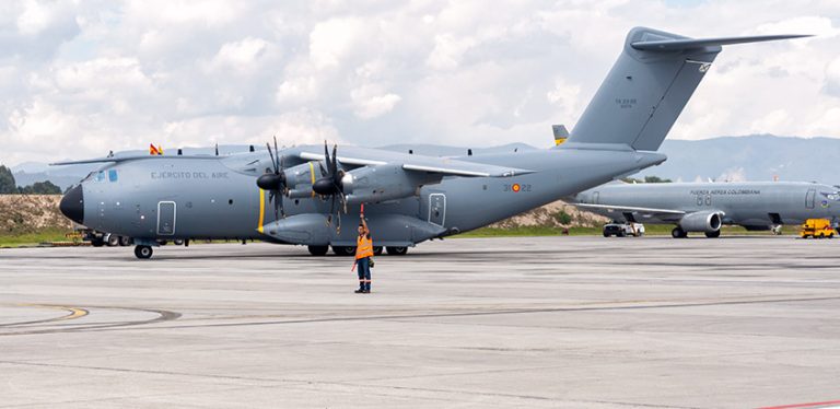 Señalero guiando a un Airbus A400M en su llegada a Bogotá.