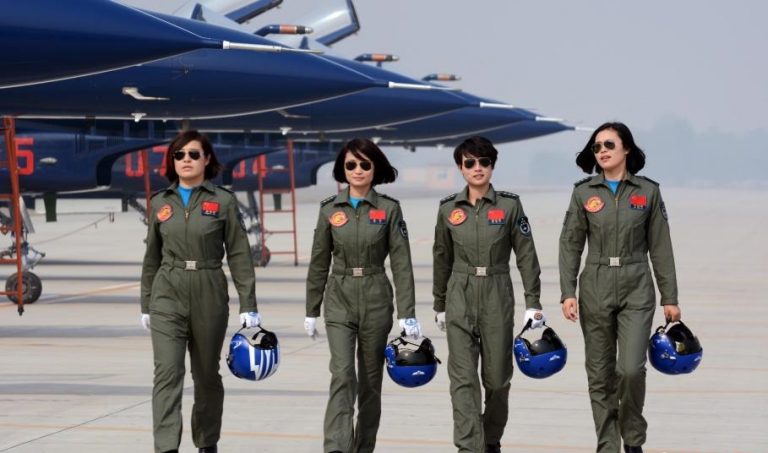 Mujeres pilotos realizan hazaña, al participar en espectáculo aéreo a bordo de aviones de combate J-10 chinos | Aviacol.net El Portal de la Aviación