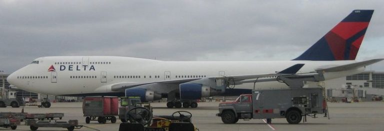 800px-Delta747jtsarkis