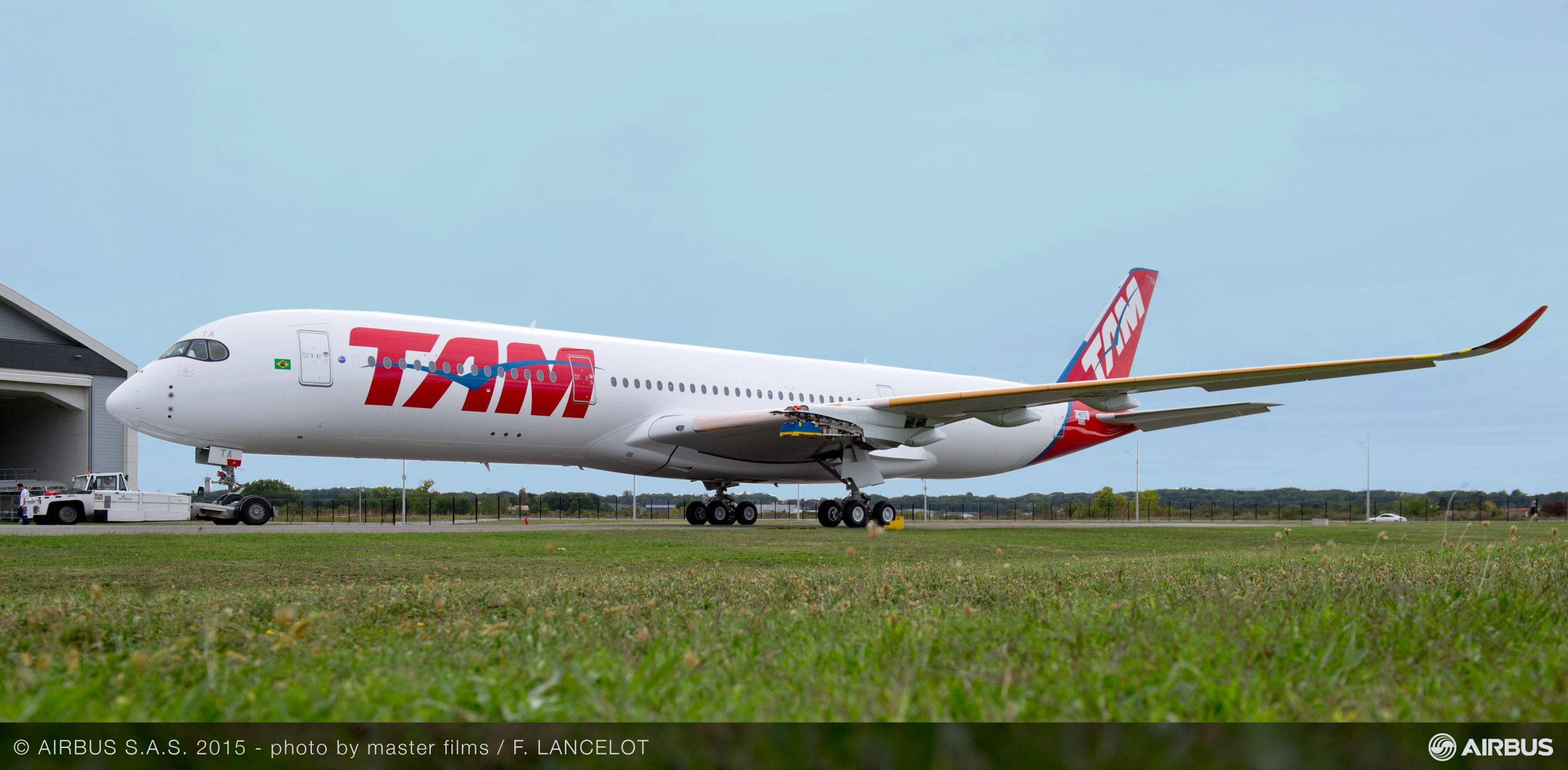 Primer A350XWB de TAM, saliendo del hangar de pintura.