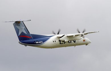 Dash8-200 de LAN despegando de Bogotá.