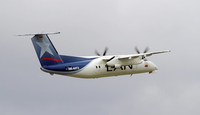 Dash8-200 de LAN despegando de Bogotá.
