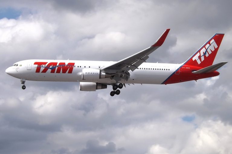 Boeing 767 de TAM aterrizando en Londres