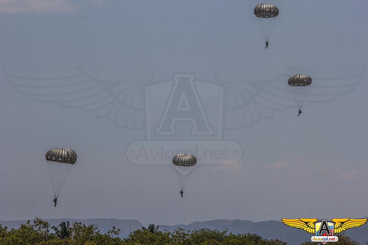 Demostración de paracaidismo militar de línea estática en CIAVEC 2015