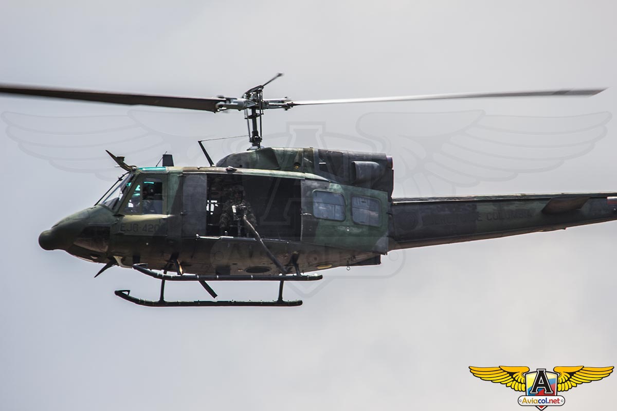 Helicóptero UH-1N escoltando asalto aéreo 