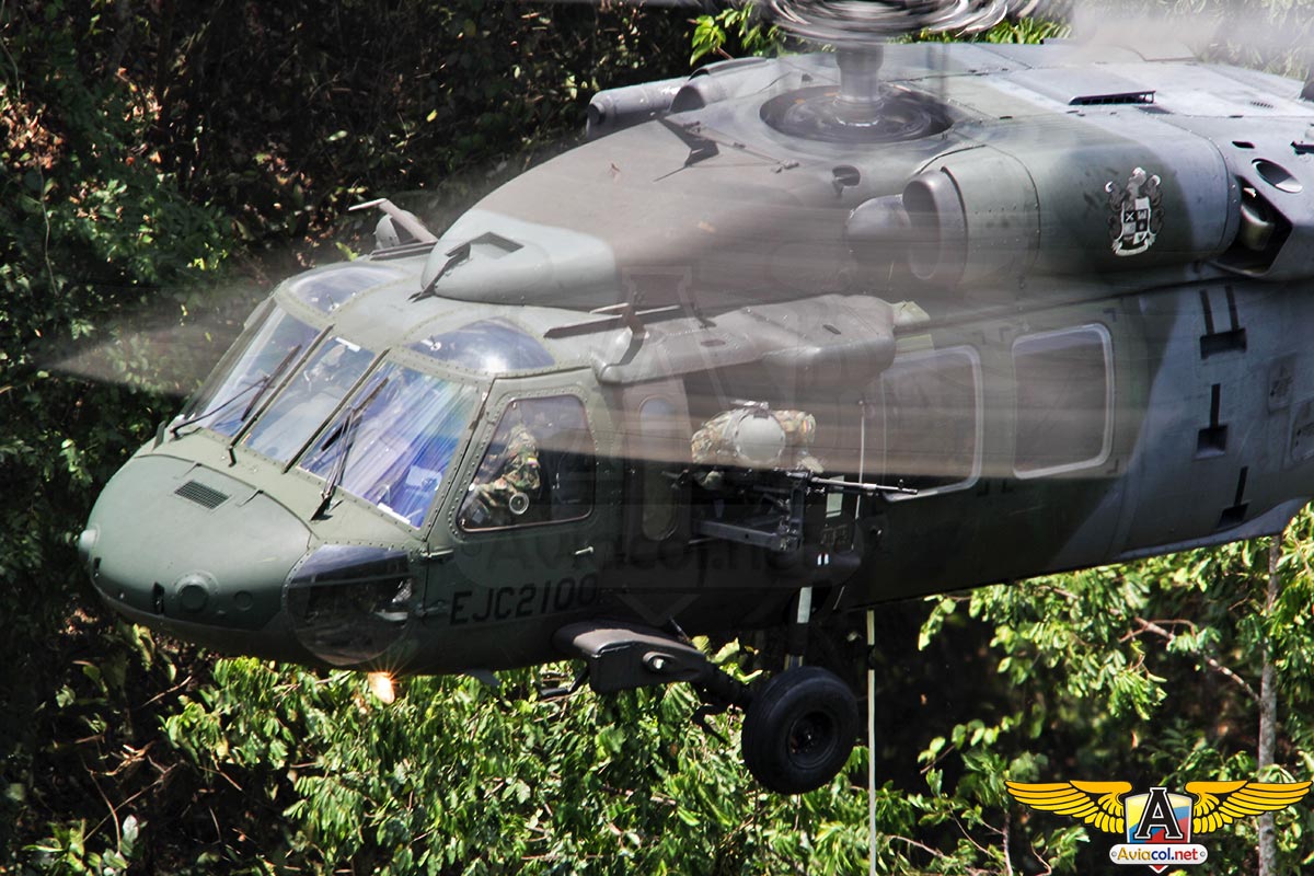 Asalto aéreo con helicópteros Black Hawk