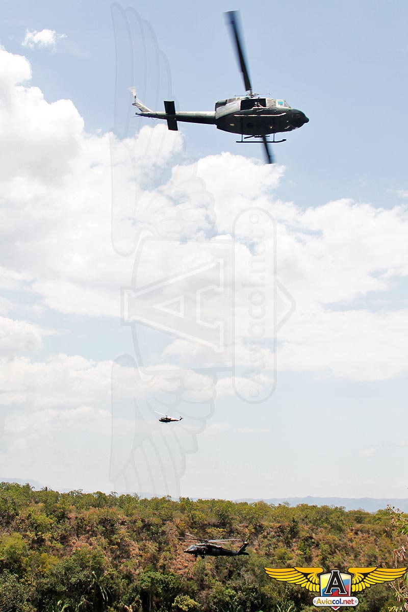 Asalto aéreo con helicópteros Black Hawk, UH-1N y UH-1H Huey II