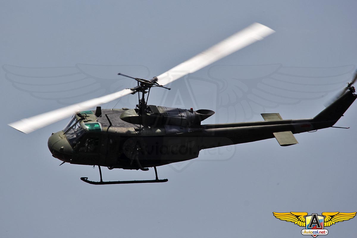 Helicópteros UH-1H Huey II escolta misión de asalto aéreo