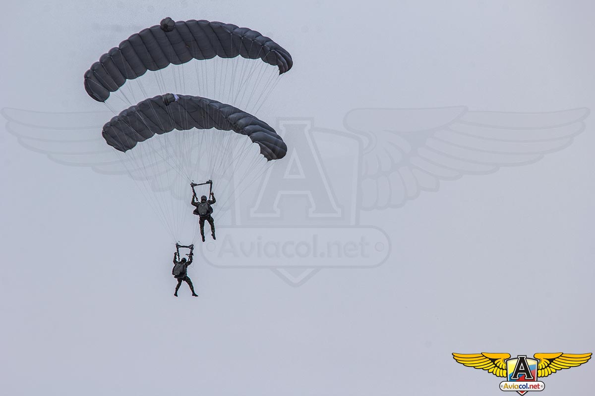 Demostración de paracaidismo militar en CIAVEC 2015