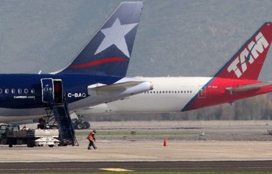 Empenaje de dos aviones del grupo LATAM