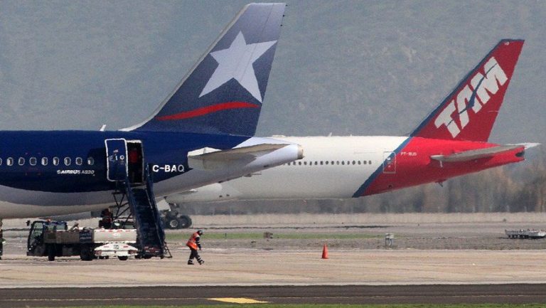 Empenaje de dos aviones del grupo LATAM