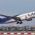 Boeing 787 Dreamliner de LAN despegando