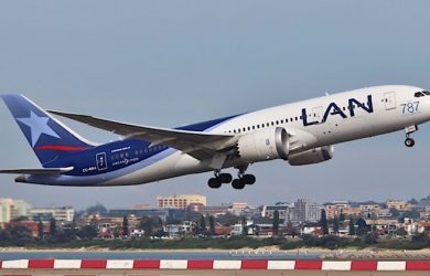 Boeing 787 Dreamliner de LAN despegando