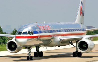 Boeing 757-200 de American Airlines llegando a plataforma
