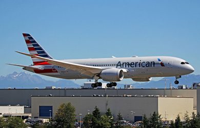 Boeing 787 Dreamliner de American Airlines aterrizando
