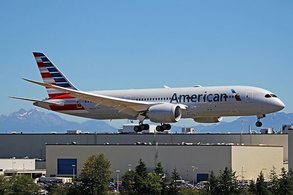 Boeing 787 Dreamliner de American Airlines aterrizando