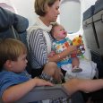 Acomodando a los niños en el avión