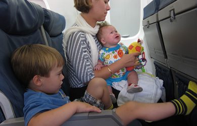 Acomodando a los niños en el avión