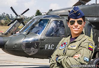 Primera mujer piloto al mando de Black Hawk en la FAC