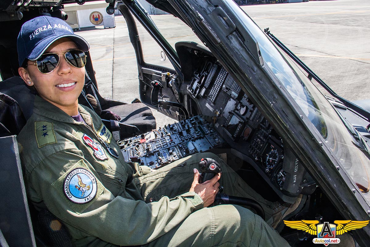 Primera mujer piloto al mando de Black Hawk en la FAC