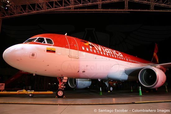 Airbus A320 de Avianca entrando al hangar