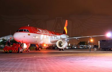 Airbus A320 de Avianca de noche en Bogotá