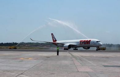 Bautismo al Airbus A350XWB de TAM en su vuelo inaugural a Manaos