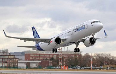 Airbus A321neo despegando en su primer vuelo de prueba.
