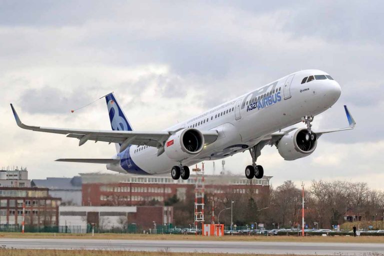 Airbus A321neo despegando en su primer vuelo de prueba.